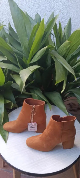 Botines sin estrenar con etiqueta.