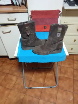 Botas de serraje y cartera