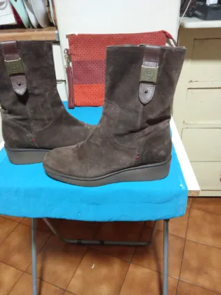 Botas de serraje y cartera