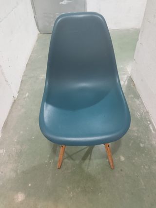 Conj. de 8 sillas de plástico y madera varios colo