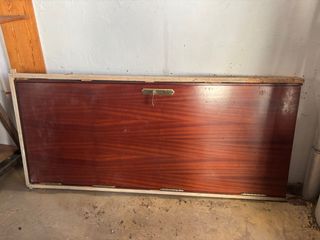 Puerta de madera oscura