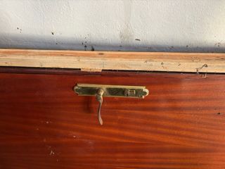 Puerta de madera oscura