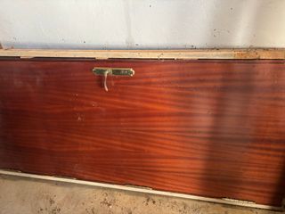 Puerta de madera oscura