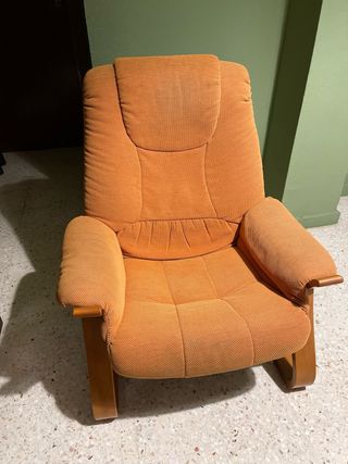Sillón/mecedora naranja y madera nogal