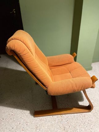 Sillón/mecedora naranja y madera nogal