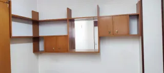 Estantería de madera en perfecto estado