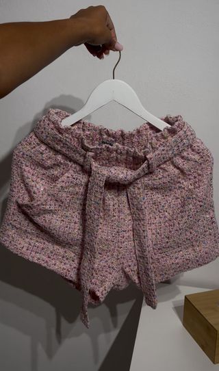 Shorts rosa con brillos y cinturón