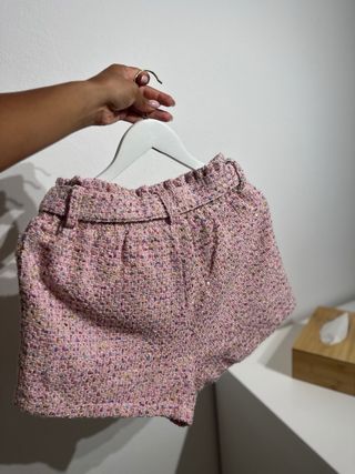 Shorts rosa con brillos y cinturón