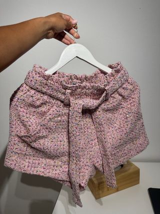 Shorts rosa con brillos y cinturón