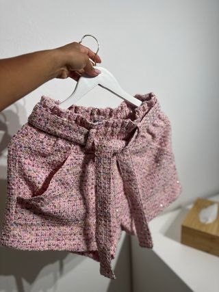 Shorts rosa con brillos y cinturón
