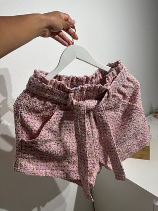 Shorts rosa con brillos y cinturón