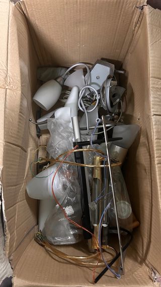 Lámpara esférica blanca y negra