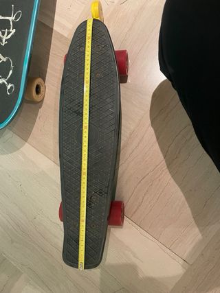 Skateboard nero con ruote rosse