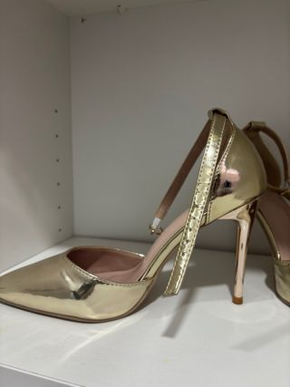Zapatos de tacón dorados elegantes