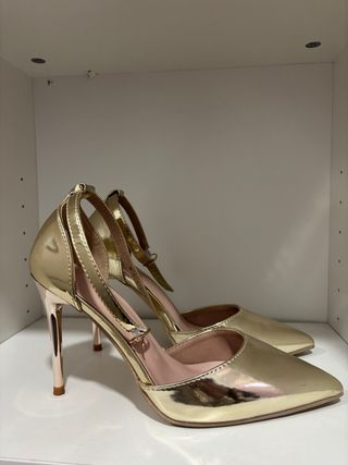 Zapatos de tacón dorados elegantes