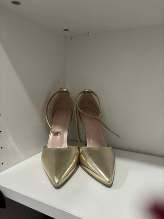 Zapatos de tacón dorados elegantes