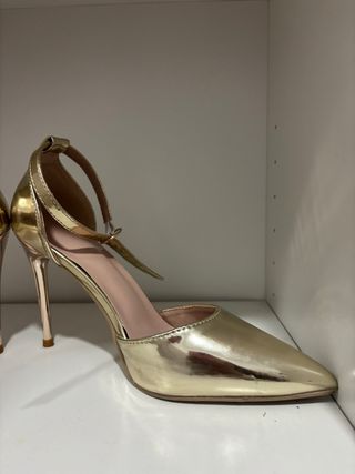 Zapatos de tacón dorados elegantes