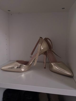 Zapatos de tacón dorados elegantes
