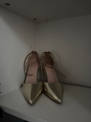 Zapatos de tacón dorados elegantes