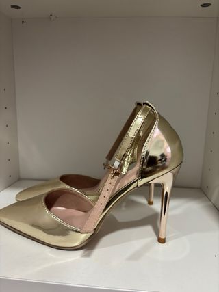 Zapatos de tacón dorados elegantes