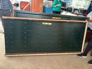 Puerta de paso oscura con herrajes dorados