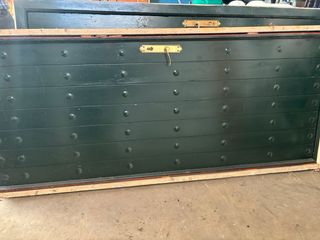 Puerta de paso oscura con herrajes dorados