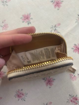 Monedero Guess Beige y Dorado