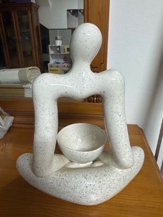 Figura abstracta cerámica persona sentada