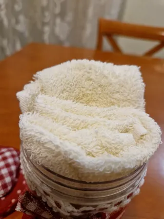 Contenitore natalizio con cuori e due lavette