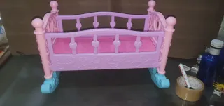 Cuna de juguete rosa y morada