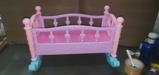 Cuna de juguete rosa y morada