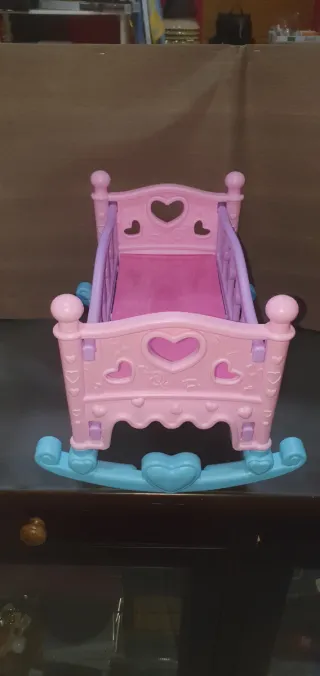 Cuna de juguete rosa y morada