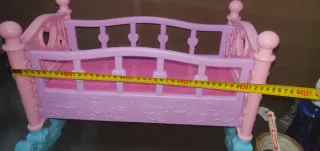 Cuna de juguete rosa y morada