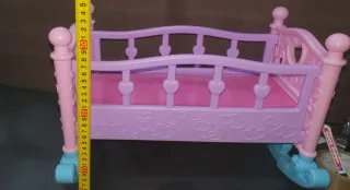Cuna de juguete rosa y morada