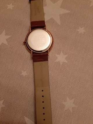 Reloj de pulsera marrón y dorado