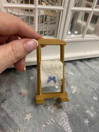 Toallero miniatura casa muñecas