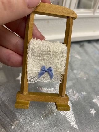 Toallero miniatura casa muñecas