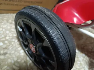 Carrito de pedales rojo