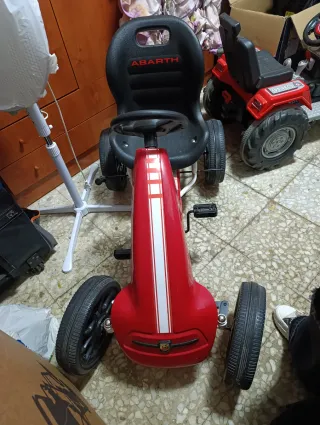Carrito de pedales rojo