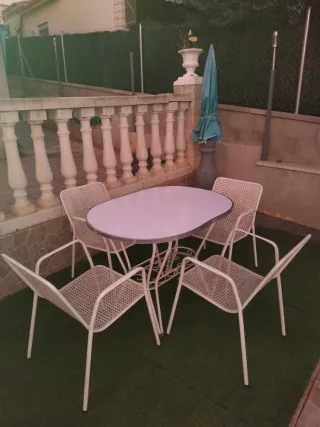 Mesa y 4 Sillas de Jardín Metálicas