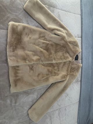 Abrigo pelo sintético Stradivarius beige