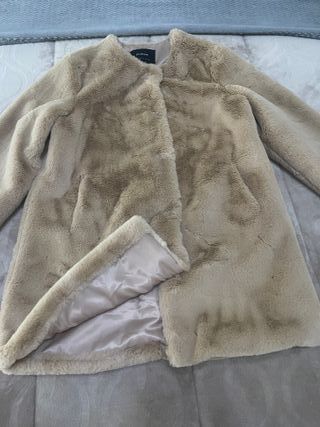 Abrigo pelo sintético Stradivarius beige