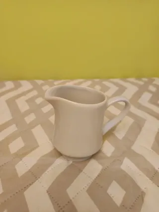 Lechera de porcelana blanca