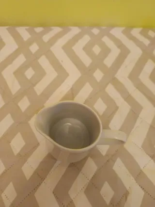 Lechera de porcelana blanca