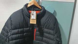 Chaqueta Plumas Hombre Quechua Negra y Roja