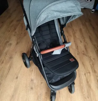 Cochecito de bebé gris y negro