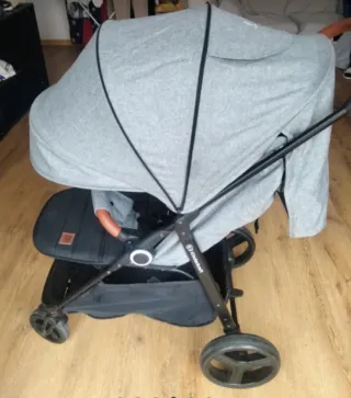 Cochecito de bebé gris y negro