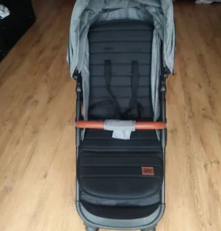 Cochecito de bebé gris y negro