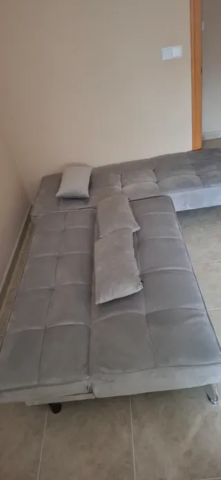 Sofá cama gris de tela