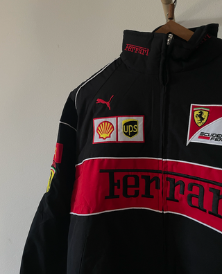 Chaqueta Ferrari F1 Negra Roja Bordada Premium